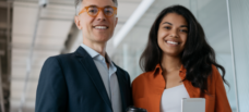 deux travailleurs souriants